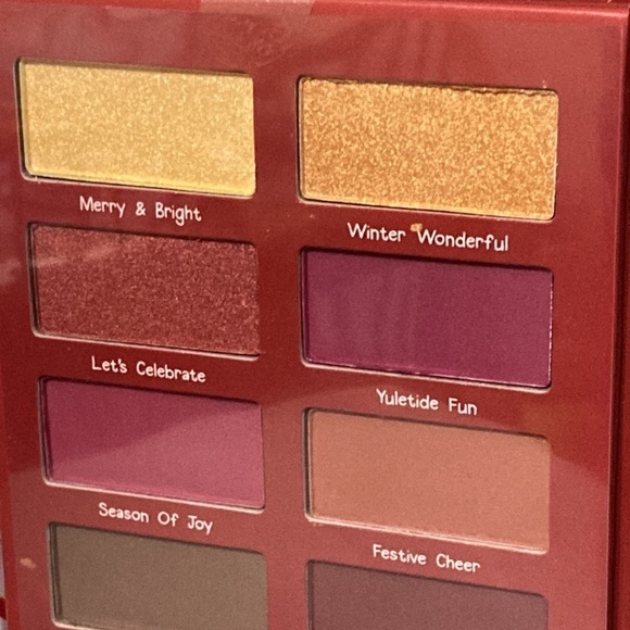 WINNIE THE POOH EYESHADOW CHRISTMAS HOLIDAY PALLETTE with MIRROR - Picture 8 of 11